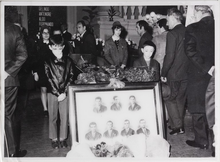 Gattatico-Reggio Emilia, 27-30 marzo 1970, Funerali di Alcide Cervi, camera ardente di Alcide nella Sala del Tricolore di Reggio Emilia, picchetto d'onore